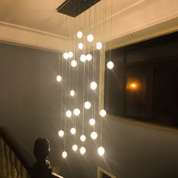 Двухуровневая лестница, длинная люстра, освещение гостиной на вилле, современная простая атмосфера, хрустальный свет, роскошные апартаменты в лофте