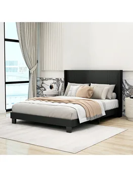 Металлический каркас кровати-платформы с обитыми бархатом изголовьем и изножьем, прочные металлические рейки поддерживают основание матраса