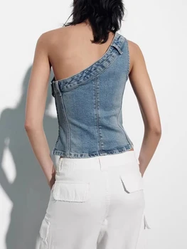 Модный женский укороченный топ из денима без рукавов с дизайном на одно плечо - стильная джинсовая майка с открытой спиной на лето