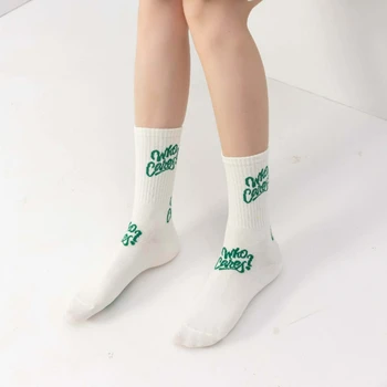 2 пары новых женских хлопчатобумажных носков Harajuku со средним рукавом, удобных, неабразивных, осень-зима, спортивные, в полоску с буквами