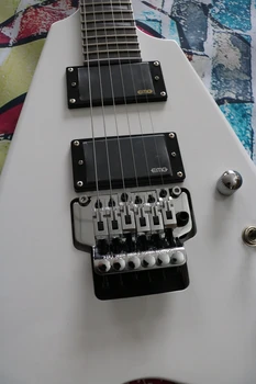 Белая V-образная форма с двойным встряхиванием, физическая съемка, металлическая рок-гитара, датчик ЭМГ