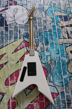 Белая V-образная форма с двойным встряхиванием, физическая съемка, металлическая рок-гитара, датчик ЭМГ